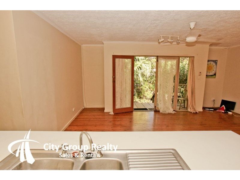 1 Cooleroo Crescent, Southport QLD 4215