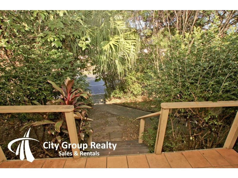1 Cooleroo Crescent, Southport QLD 4215