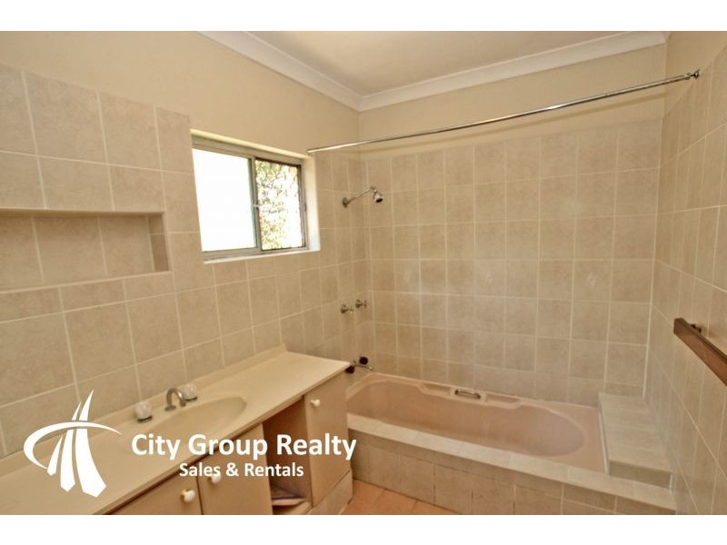 1 Cooleroo Crescent, Southport QLD 4215