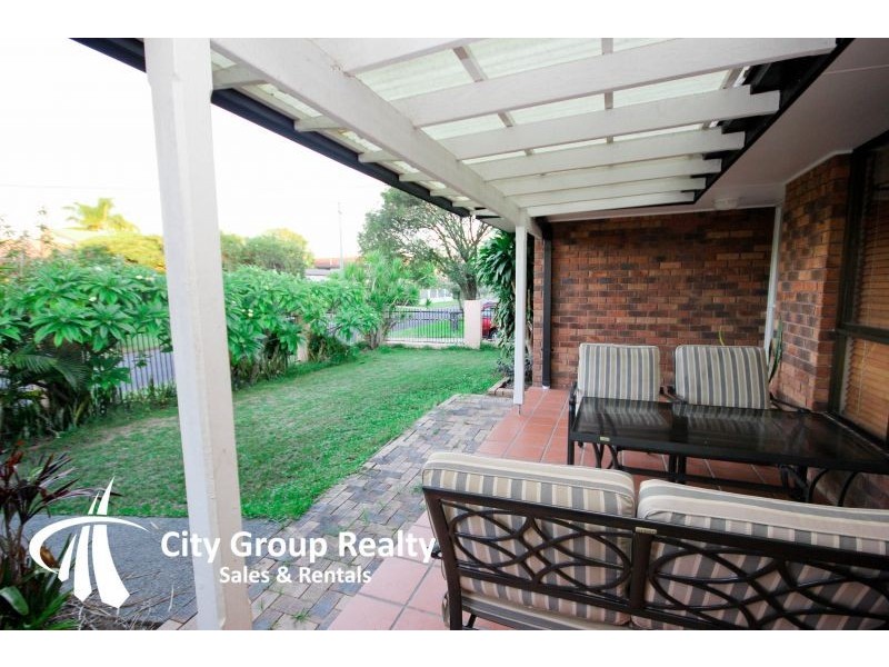 32 Ilkinia Avenue, Broadbeach Waters QLD 4218
