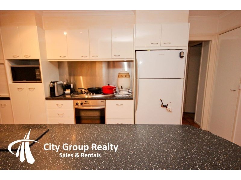 32 Ilkinia Avenue, Broadbeach Waters QLD 4218