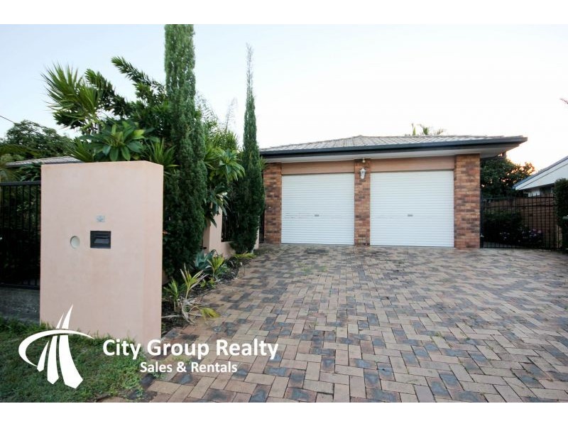 32 Ilkinia Avenue, Broadbeach Waters QLD 4218