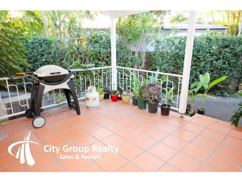 32 Ilkinia Avenue, Broadbeach Waters QLD 4218