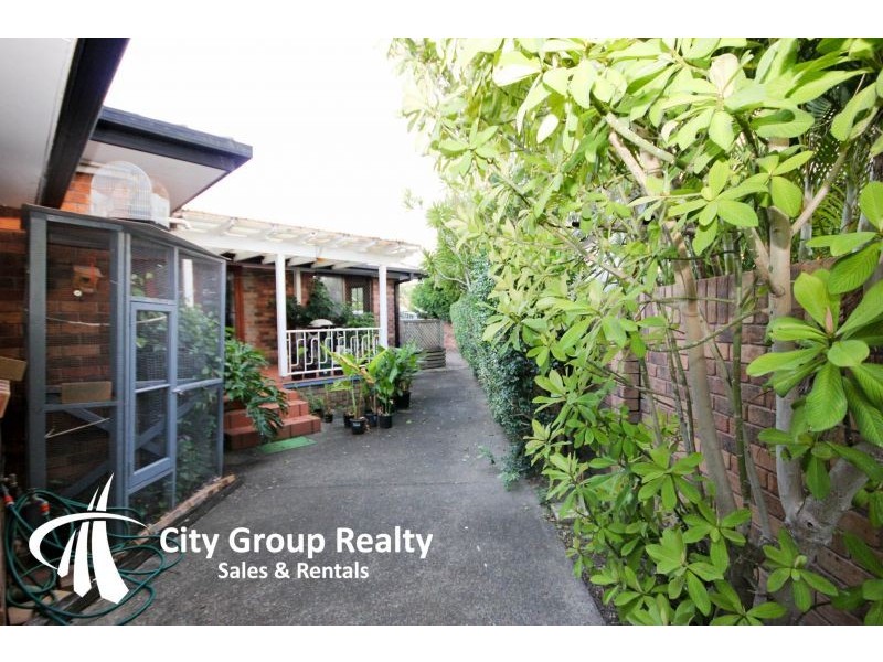 32 Ilkinia Avenue, Broadbeach Waters QLD 4218