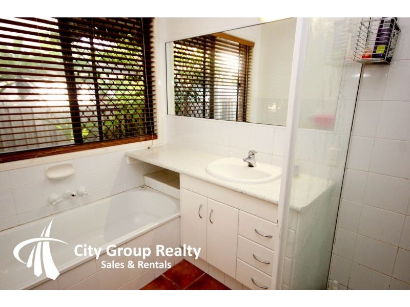 32 Ilkinia Avenue, Broadbeach Waters QLD 4218