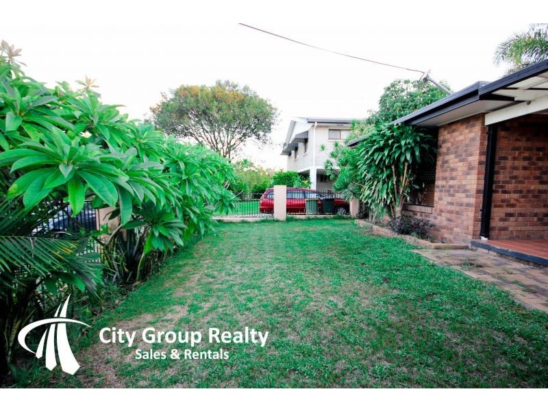 32 Ilkinia Avenue, Broadbeach Waters QLD 4218
