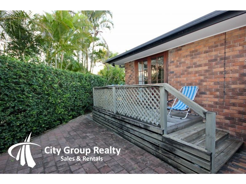 32 Ilkinia Avenue, Broadbeach Waters QLD 4218