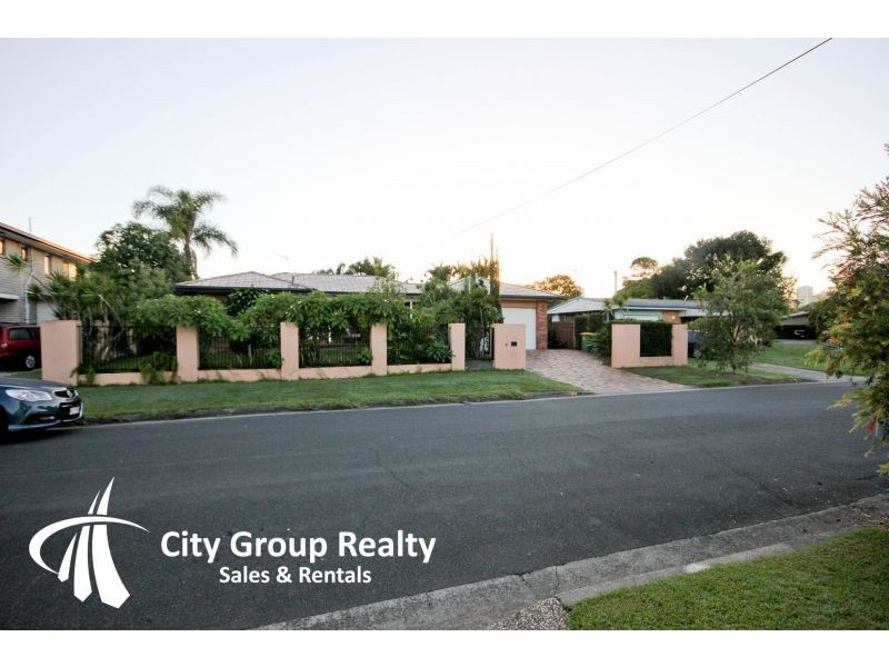 32 Ilkinia Avenue, Broadbeach Waters QLD 4218
