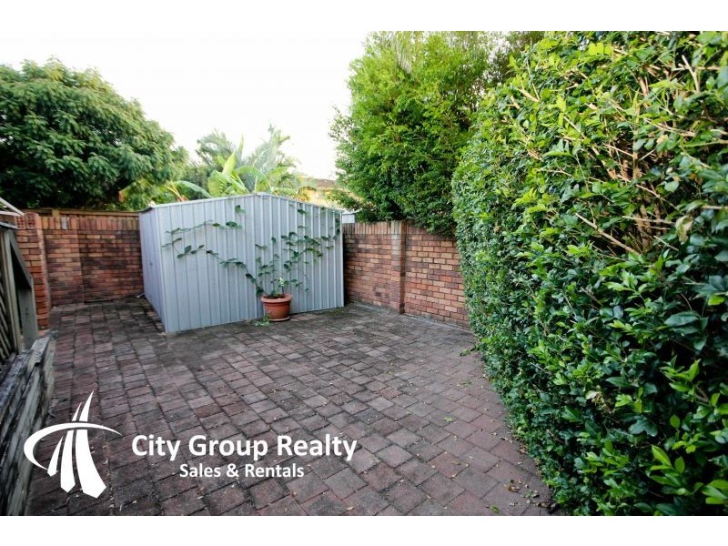 32 Ilkinia Avenue, Broadbeach Waters QLD 4218