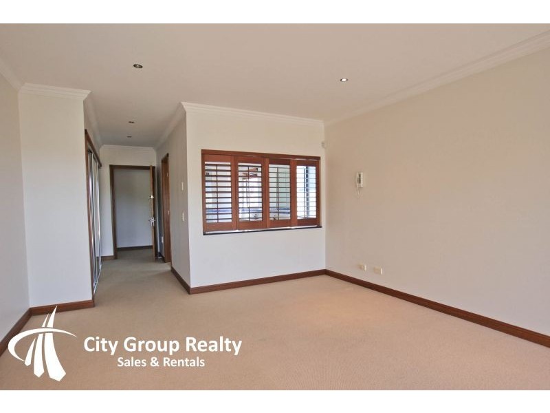 3 Brakes Crescent, Miami QLD 4220