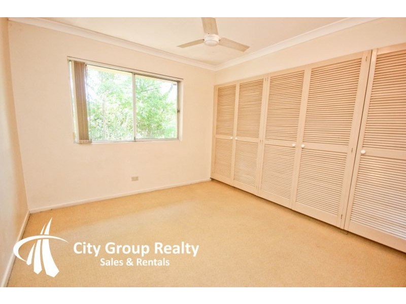 1 Cooleroo Crescent, Southport QLD 4215
