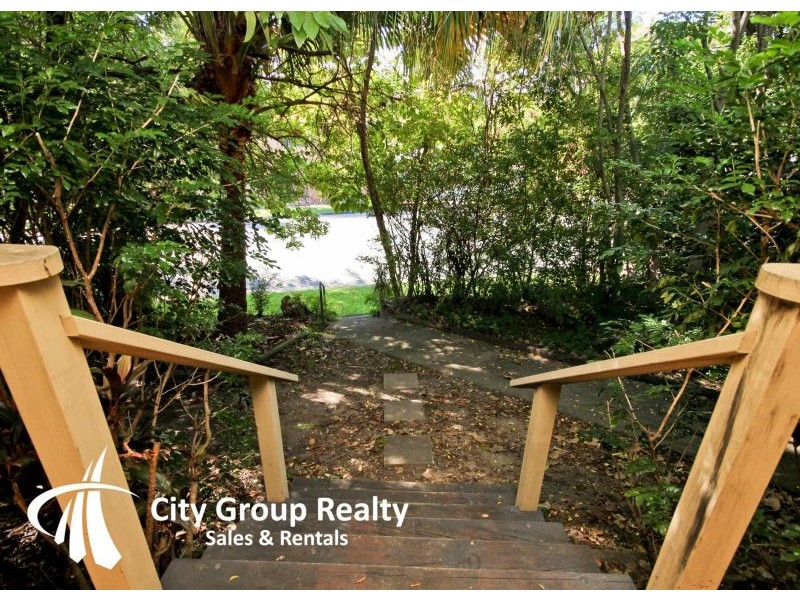 1 Cooleroo Crescent, Southport QLD 4215