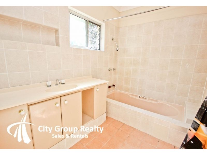 1 Cooleroo Crescent, Southport QLD 4215