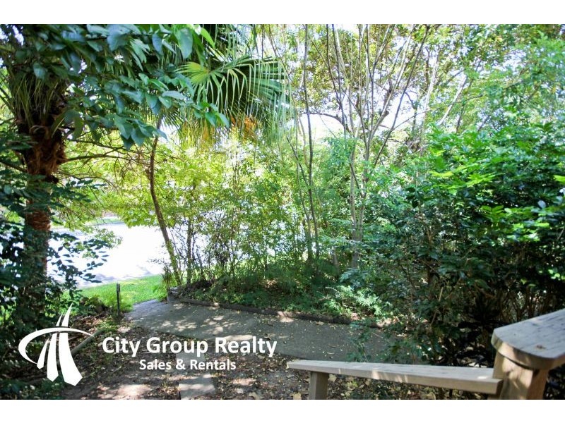 1 Cooleroo Crescent, Southport QLD 4215