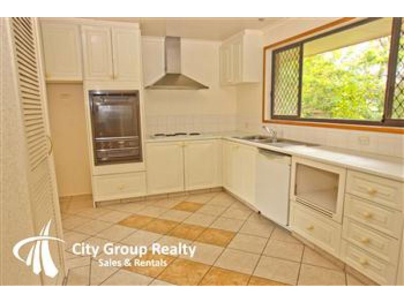 4 Cocos Crescent, Broadbeach Waters QLD 4218