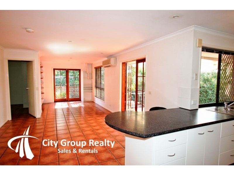 32 Ilkinia Avenue, Broadbeach Waters QLD 4218