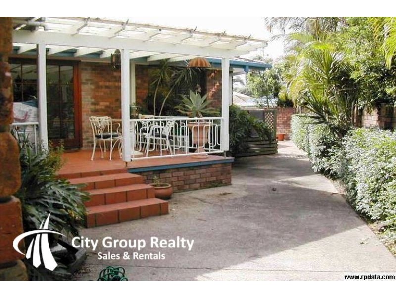 32 Ilkinia Avenue, Broadbeach Waters QLD 4218