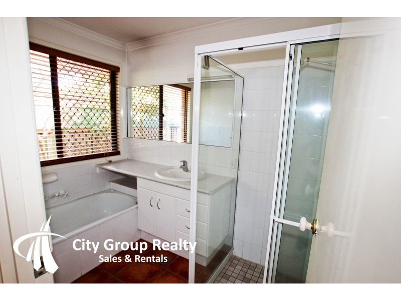 32 Ilkinia Avenue, Broadbeach Waters QLD 4218