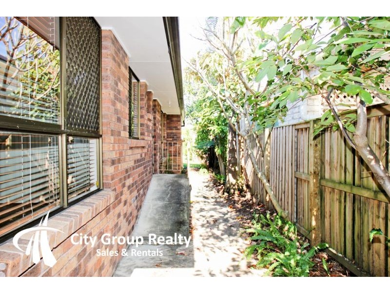 32 Ilkinia Avenue, Broadbeach Waters QLD 4218