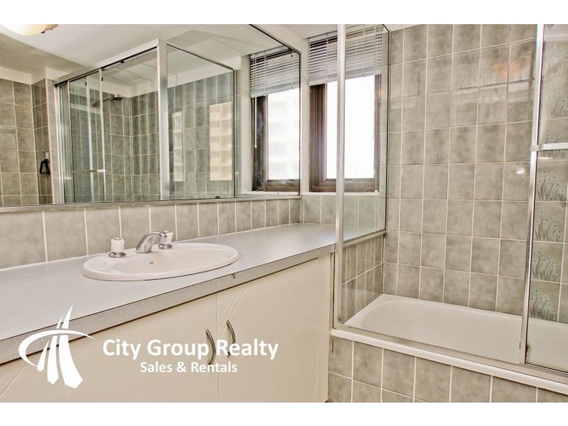 5 Enderley Av, Surfers Paradise QLD 4217