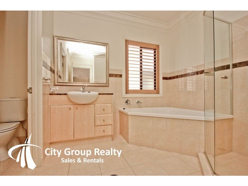 121 Edinburgh Road, Benowa QLD 4217