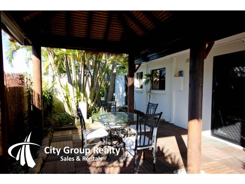 32 Poinciana Blvd, Broadbeach Waters QLD 4218