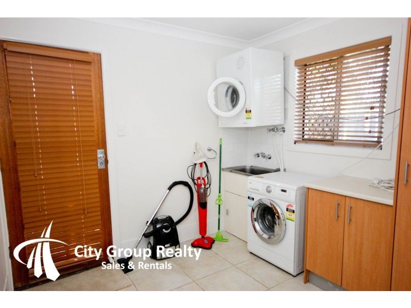 32 Poinciana Blvd, Broadbeach Waters QLD 4218