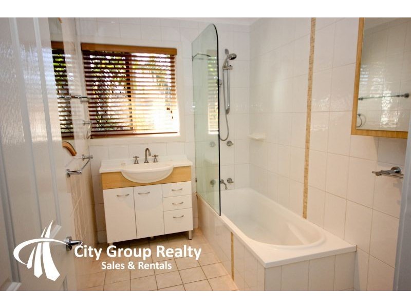 32 Poinciana Blvd, Broadbeach Waters QLD 4218