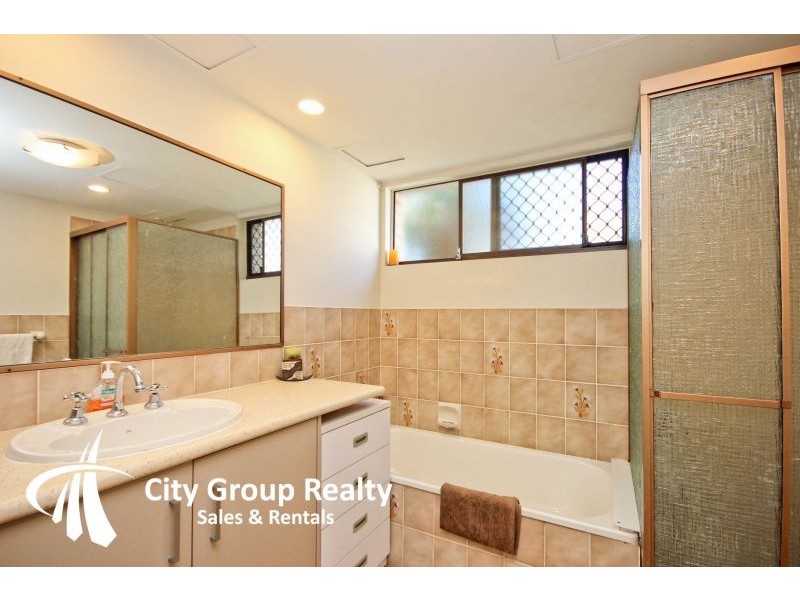 2/12 Oceanic Drive, Mermaid Waters QLD 4218