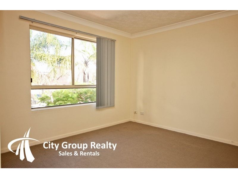 4/2 Mountain View Avenue, Miami QLD 4220