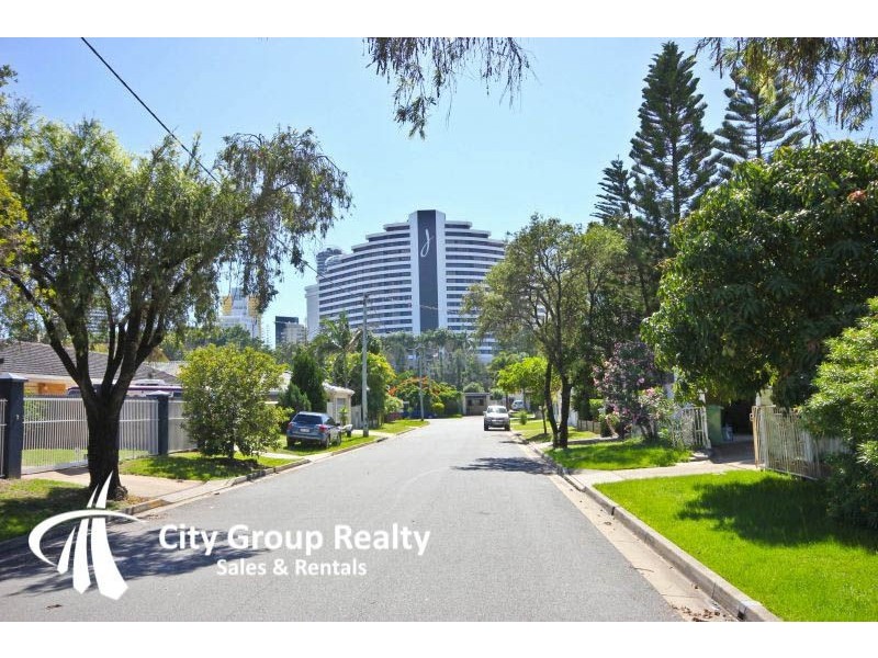 11 Merrimac Bld, Broadbeach Waters QLD 4218