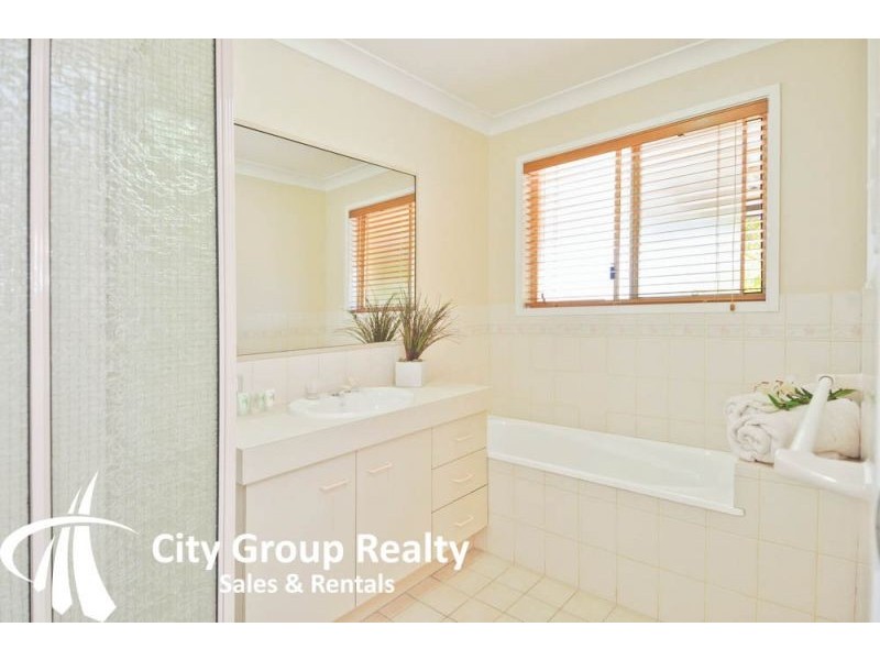 26 Auk Avenue, Burleigh Waters QLD 4220