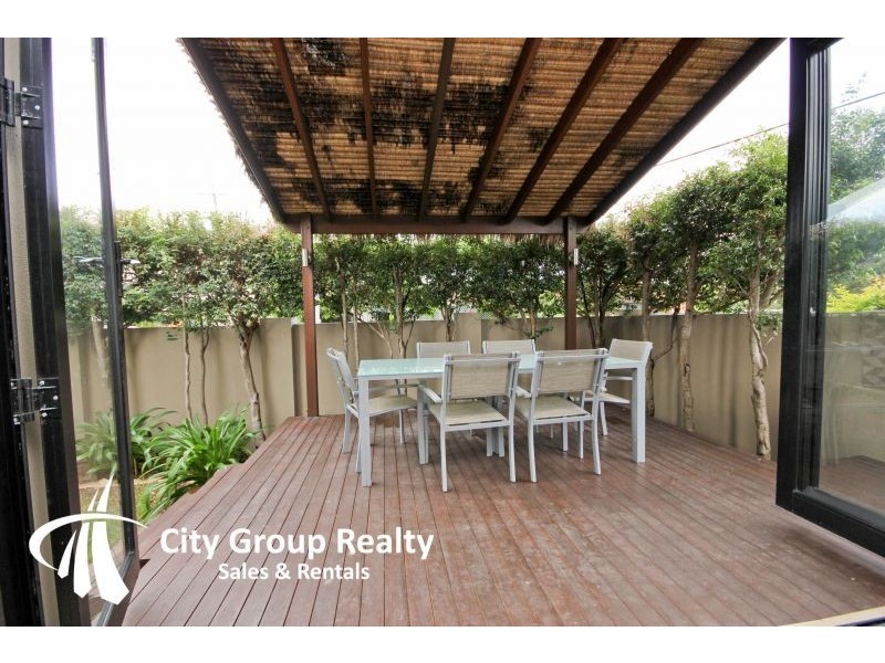 44 Dawn Parade, Miami QLD 4220