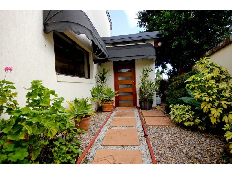 2/3 Witt Avenue, Carrara QLD 4211