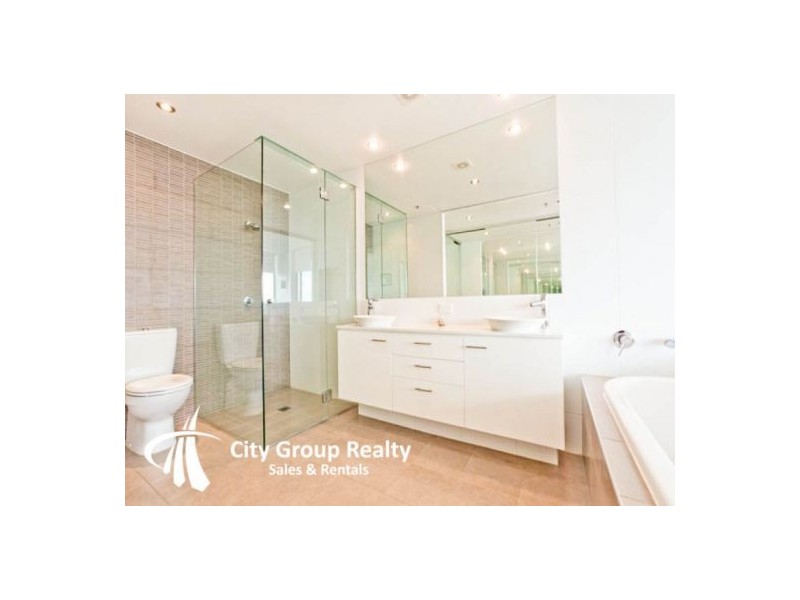 33 T E Peters Drive, Broadbeach Waters QLD 4218