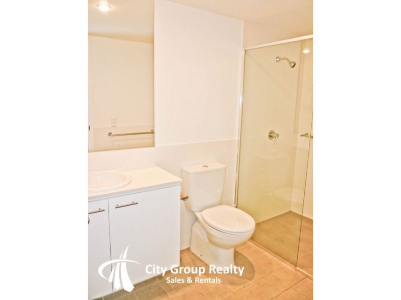 33 T E Peters Drive, Broadbeach Waters QLD 4218