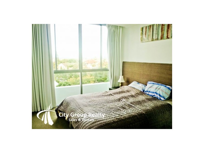 33 T E Peters Drive, Broadbeach Waters QLD 4218