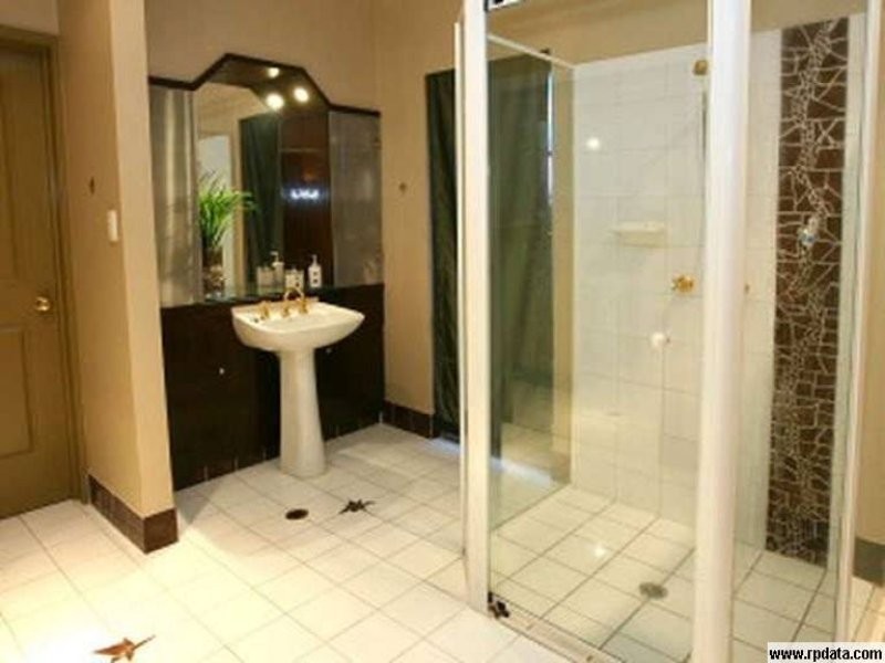 17 Dunbarton Avenue, Bundall QLD 4217