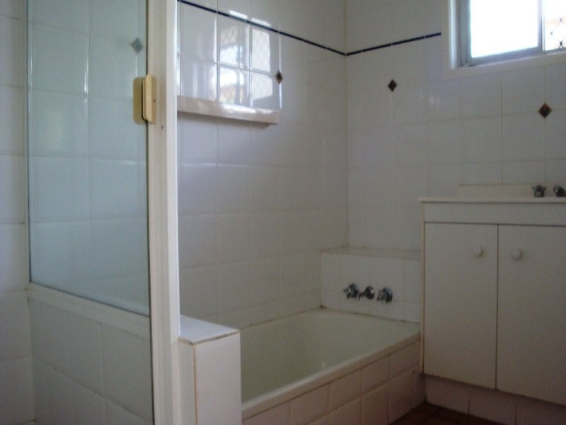 27 Savoy Drive, Broadbeach Waters QLD 4218