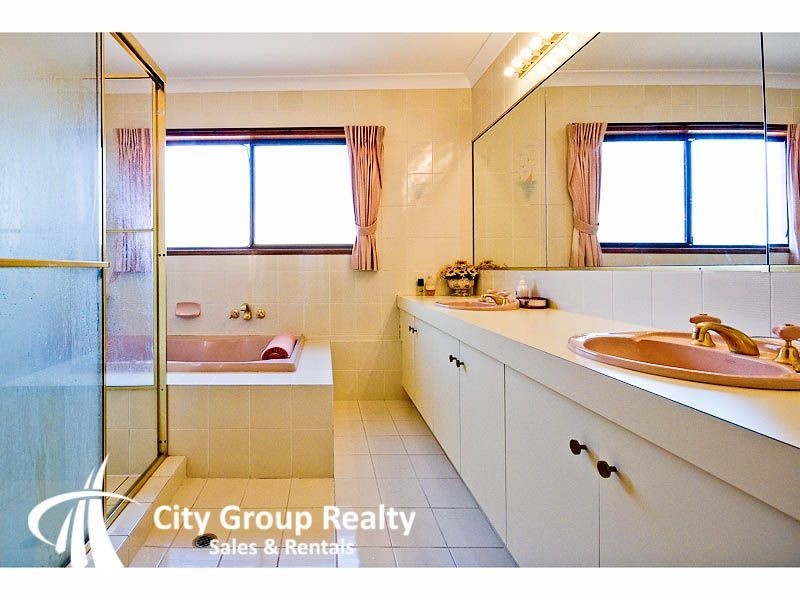 12 Lowanna Court, Mermaid Waters QLD 4218