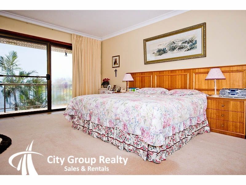 12 Lowanna Court, Mermaid Waters QLD 4218