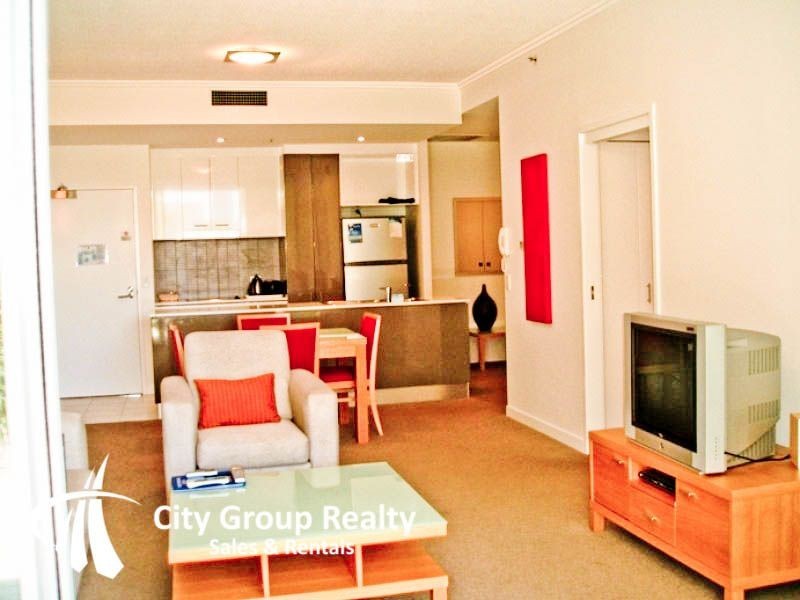 33 T E Peters Drive, Broadbeach QLD 4218