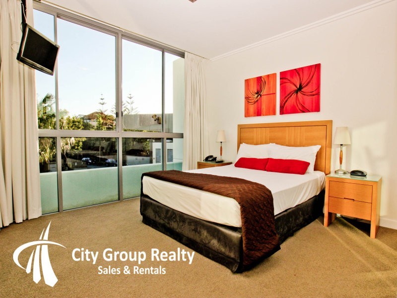 33 T E Peters Drive, Broadbeach Waters QLD 4218