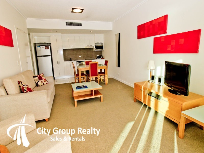 33 T E Peters Drive, Broadbeach Waters QLD 4218