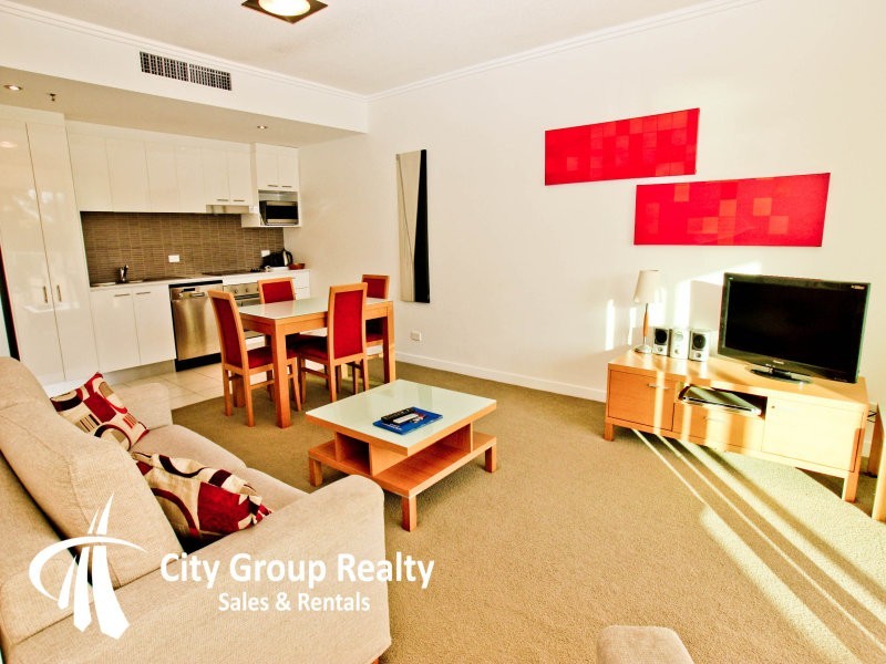 33 T E Peters Drive, Broadbeach Waters QLD 4218