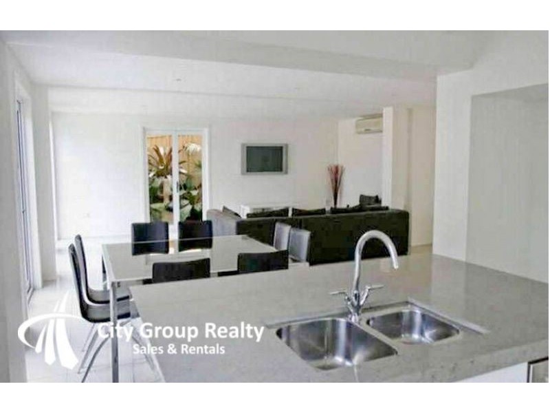 10 Cooper Parade, Southport QLD 4215