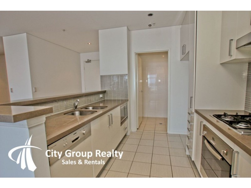 4 Como Cres, Southport QLD 4215