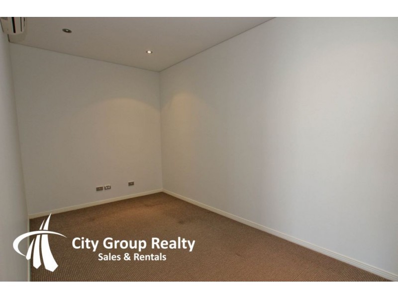 4 Como Cres, Southport QLD 4215