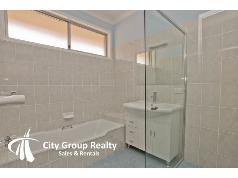 20 River Cr, Broadbeach Waters QLD 4218