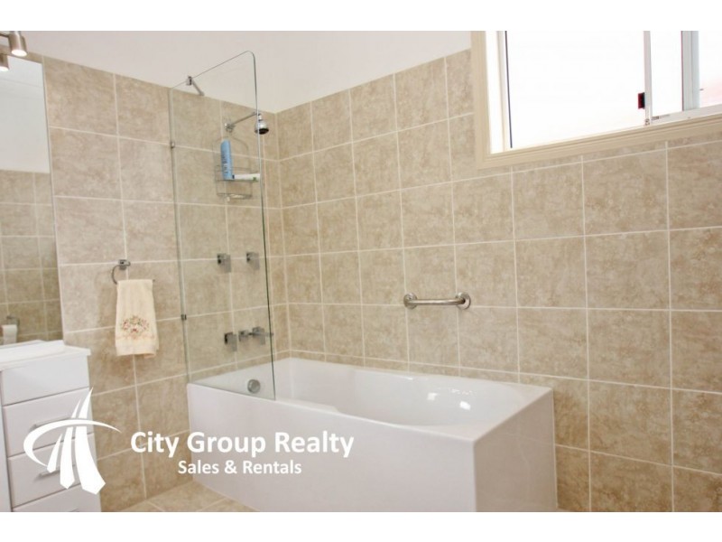 16 Sailaway Street, Mermaid Waters QLD 4218